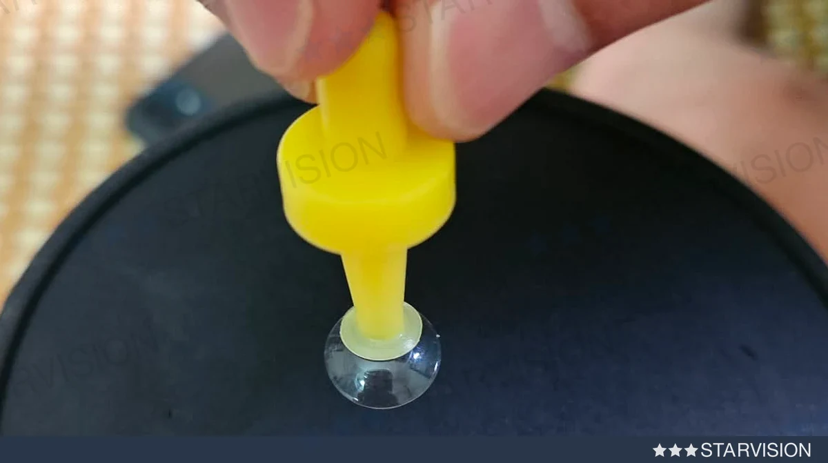 Dùng dụng cụ plunger lấy kính Ortho-K ra khỏi khay, nhìn từ trên xuống